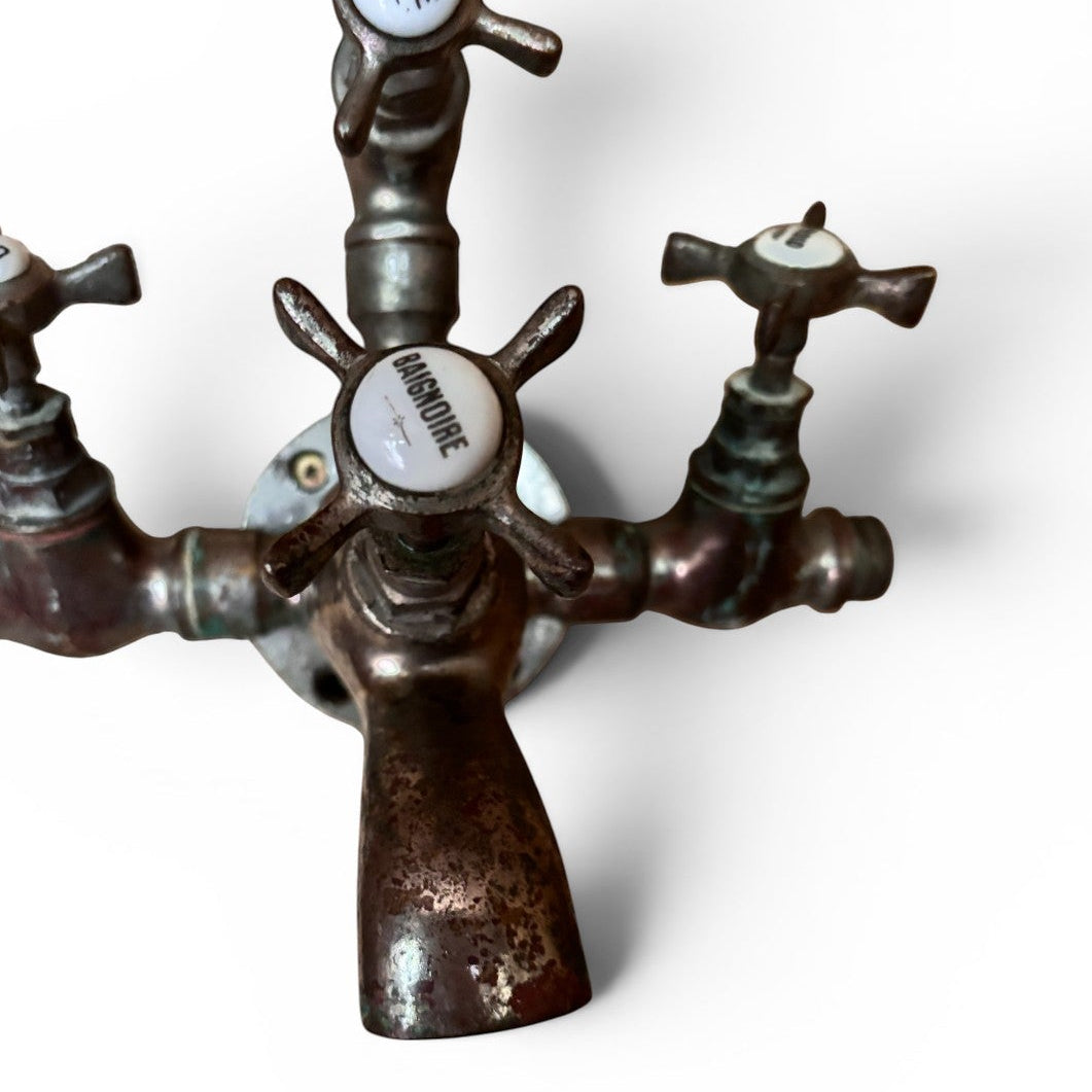 Otoch Victorian tap with white ceramic handles labeled "Douche" and "Baignoire", made of aged brass.